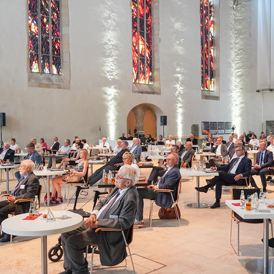 Zahlreiche Gäste mit angemessenem Abstand in der Johanniskirche Magdeburg