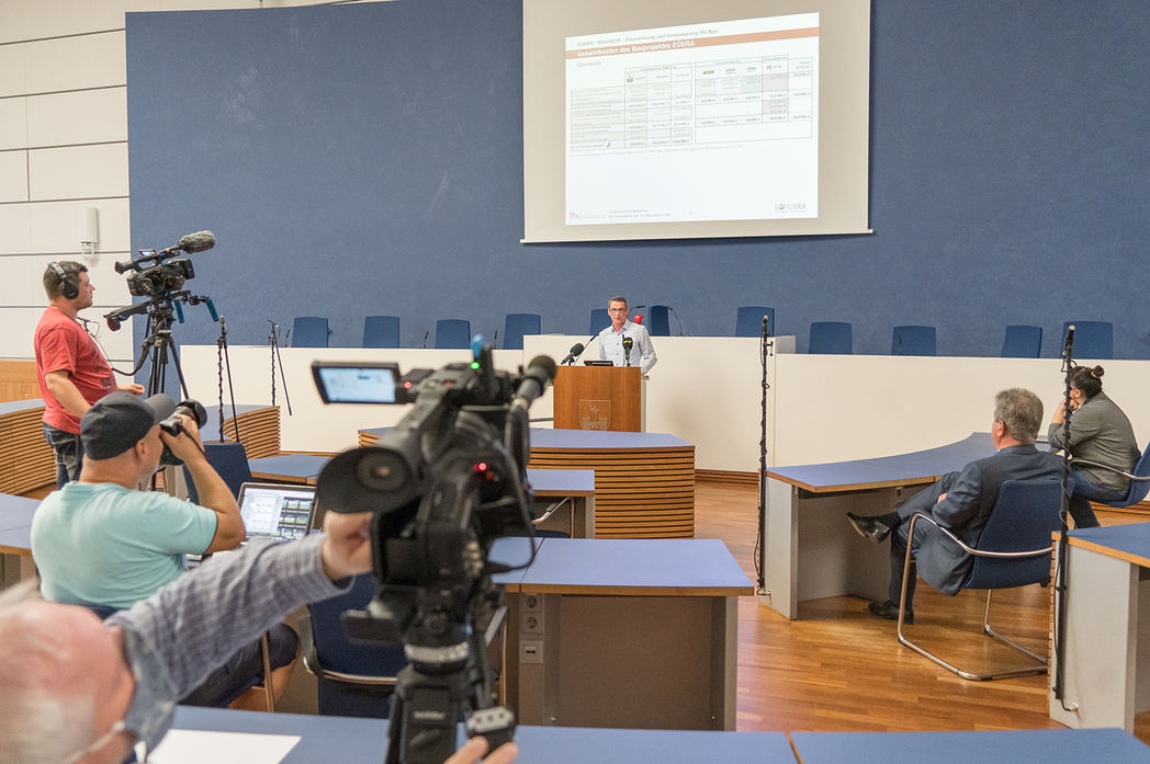 Medienvertreter bei der Pressekonferenz zur Eisenbahnüberführung in Magdeburg