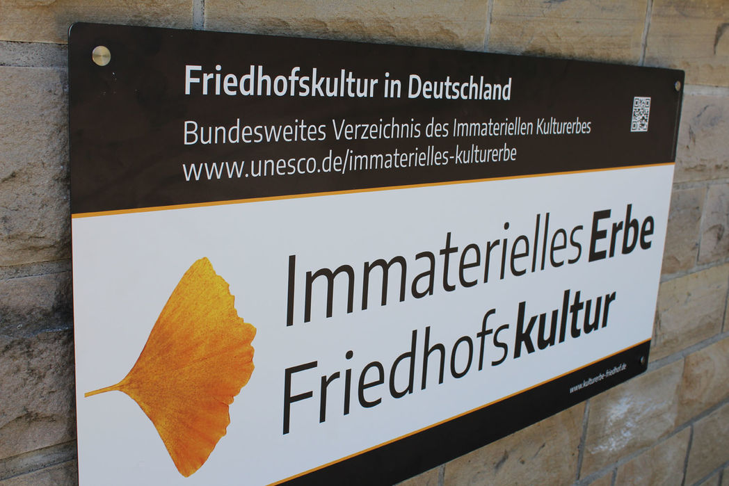 Bild vergrößern: Schild mit der Aufschrift "Immaterielles Kulturerbe"