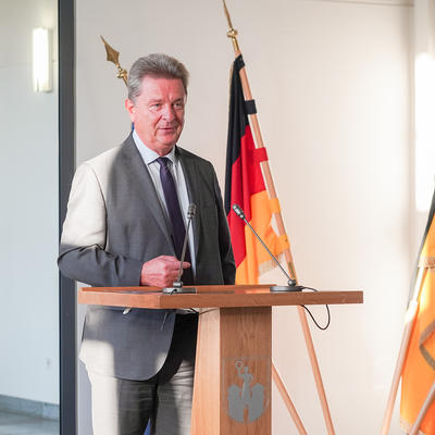 Oberbürgermeister Dr. Trümper bei seiner Rede zur Übergabe des Guericke-Buches