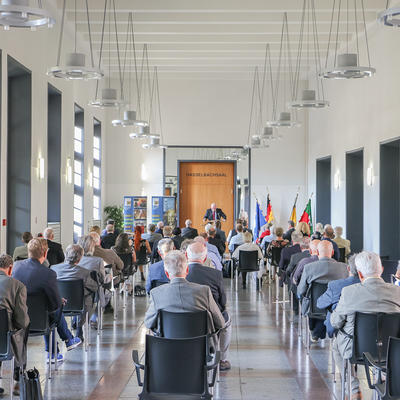 Gäste in der Ratsdiele im Alten Rathaus Magdeburg zur Guericke-Buch-Übergabe