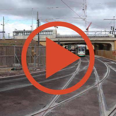 Video: Erste Straßenbahnfahrt durch die Baustelle