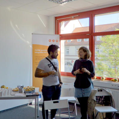 Gespräch zweier Gäste der Eröffnungsveranstaltung des Integrationsprojekt-Büros