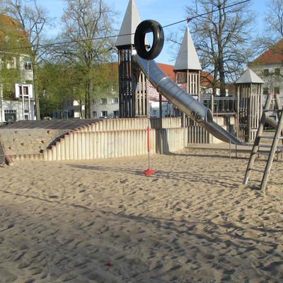 Seilbahn auf dem Spielplatz Schellheimer Platz im Stadtfeld Ost                                