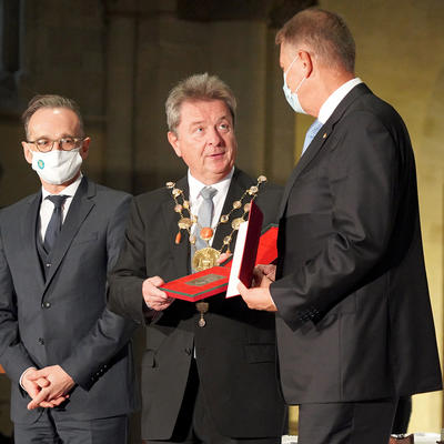 Oberbürgermeister Dr. Trümper übergibt den Kaiser-Otto-Preis an Klaus Iohannis