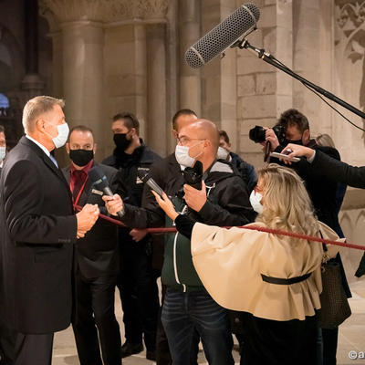 Rumäniens Staatspräsident Klaus Iohannis gibt Interviews im Magdeburger Dom