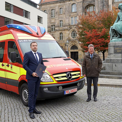 Oberbürgermeister Dr. Trümper und Bürgermeister Skaka vor dem Einsatzfahrzeug