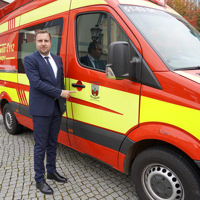 Sarajevos Bürgermeister Skaka übernimmt das Rettungsdienst-Einsatzfahrzeug