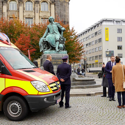 Übergabe Einsatzfahrzeug an Sarajevos Bürgermeister vor dem Guericke-Denkmal
