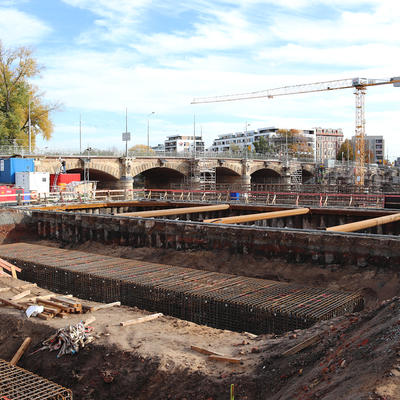 Arbeiten am Fundament für den Pylon der neuen Brücke über die Alte Elbe, 10/2020
