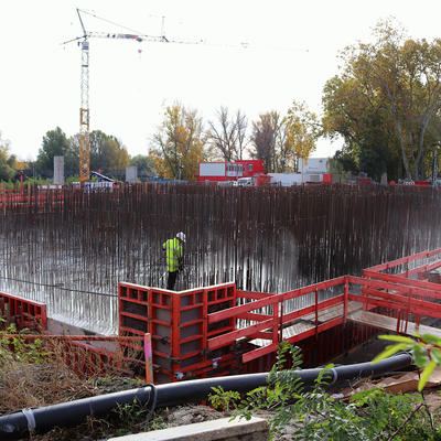 Abstrahlarbeiten am Fundament für das westliche Widerlager der neuen Pylonbrücke, 10/2020