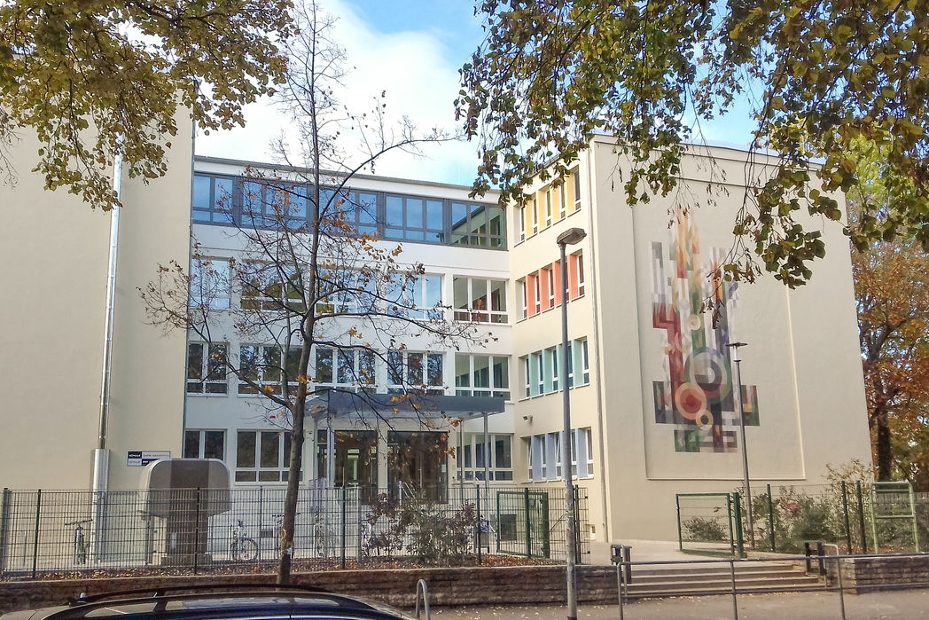 Bild vergrößern: Die neue Außenfassade der Gemeinschaftsschule "Ernst Wille"