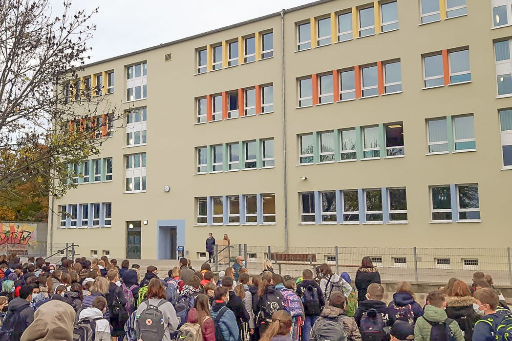 Die Klassenstufen vor der sanierten Gemeinschaftsschule "Ernst Wille" 