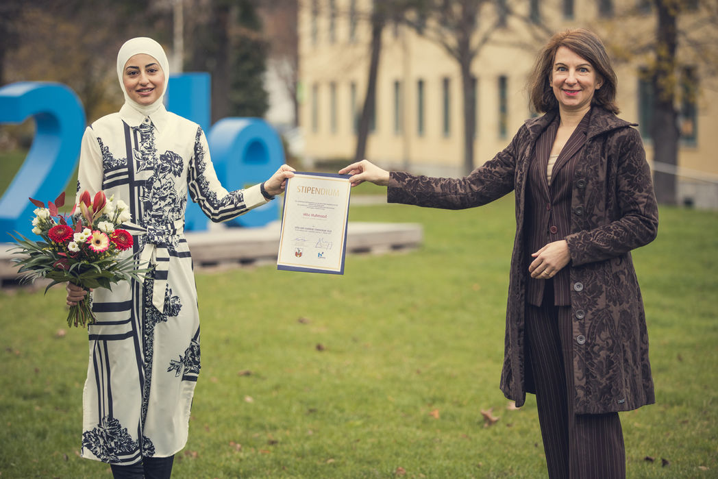Hochschulrektorin Prof. Dr. Anne Lequy überreicht das Stipendium an Hiba Mahmood