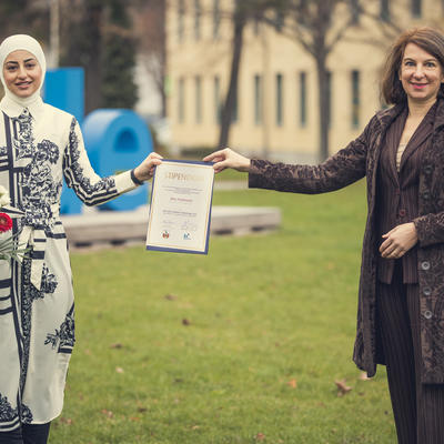 Hochschulrektorin Prof. Dr. Anne Lequy überreicht das Stipendium an Hiba Mahmood