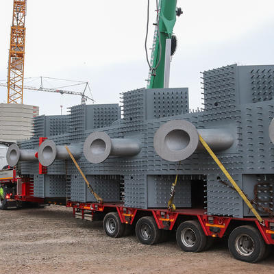 Spezialtransporter mit der 65t schweren Ankerbox auf der Baustelle in Magdeburg