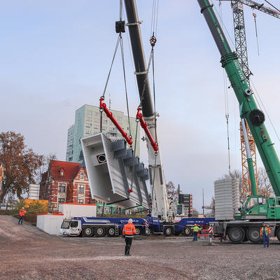 2 Schwerlastkräne drehen die 65 Tonnen schwere Ankerbox für den Strombrückenzug