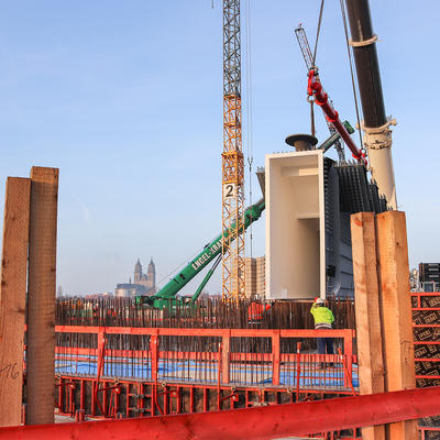 65t schwere Ankerbox hängt am Kran auf der Baustelle Strombrückenzug Magdeburg