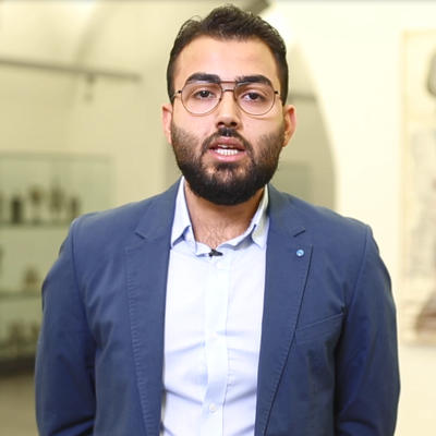 Student Zain Akash mit dem Corona-Videobotschaft Magdeburgs auf Arabisch