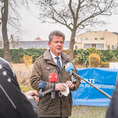Oberbürgermeister Dr. Trümper in einem Presseinterview vor dem Testzentrum