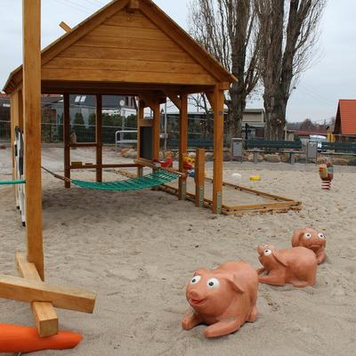 Spielscheune und Holzfiguren auf dem Spielplatz in Magdeburg Salbke