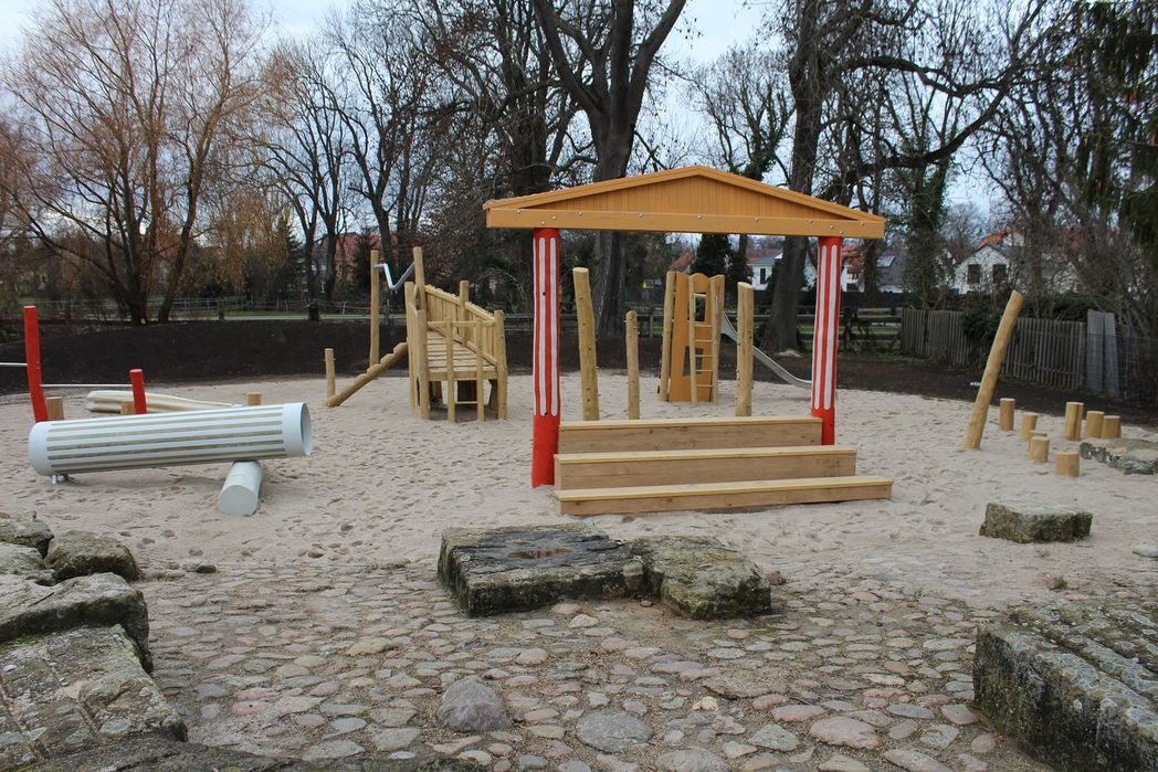 Antike Holzsäulen auf dem Spielplatz Am Neuber in Magdeburg