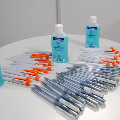 Gespendete Kugelschreiber und Desinfektionsmittel im Impfzentrum Magdeburg