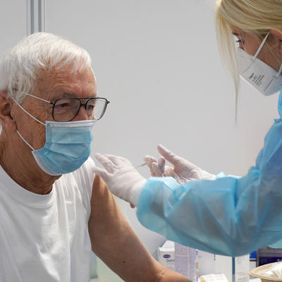 Ein älterer Herr im Impfzentrum Magdeburg erhält die Coronaschutzimpfung