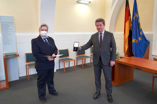 Bild vergrößern: Oberbürgermeister Dr. Lutz Trümper überreicht Annette Siedentopf die Ehrennadel des Landes Sachsen-Anhalt.