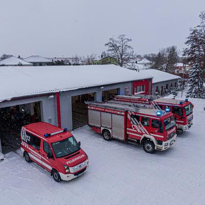 Feuerwehrfahrzeuge FF10 vor Gerätehaus
