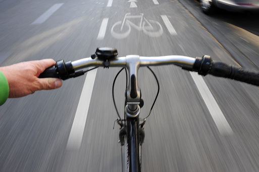 Bild vergrößern: Fahrradweg mit Blick über einen Fahrradlenker