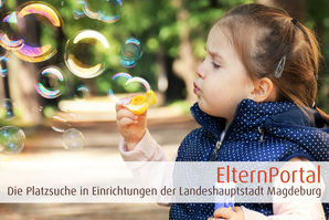 Bild vergrößern: Elternportal - Mädchen macht Seifenblasen