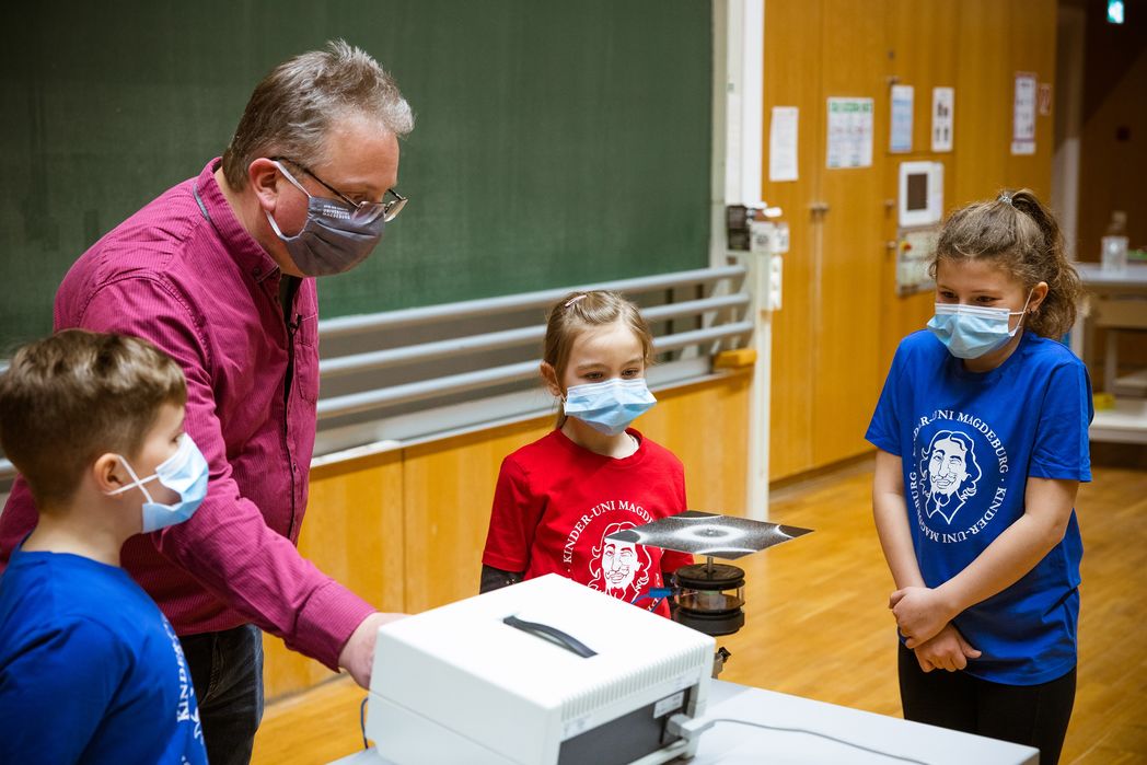 Bild vergrößern: Kinder-Uni Magdeburg erklärt das Phänomen des Schalls