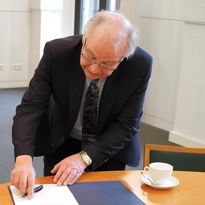 Dr. Dieter Scheidemann trägt sich in das Goldene Buch der Landeshauptstadt Magdeburg ein