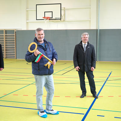 Oberbürgermeister Dr. Trümper übergibt fertiggestellte Sporthalle an Grundschule Westerhüsen