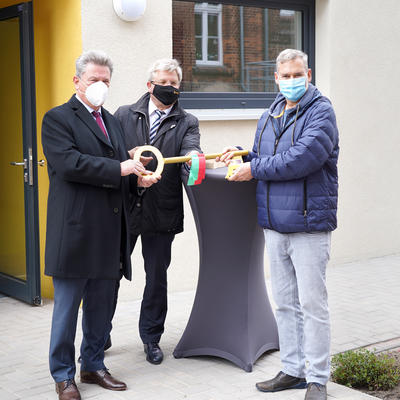 Oberbürgermeister Dr. Trümper übergibt zusammen mit projektverantwortlichen Bauunternehmer Frank Siebrecht neue Sporthalle an Grundschule