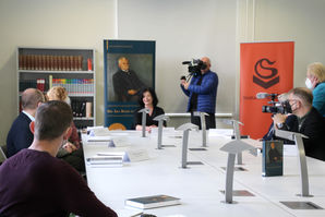 Bild vergrößern: Grußwort der Beigeordneten für Kultur, Schule und Sport Regina-Dolores Stieler-Hinz zur Buchpräsentation im Lesesaal des Stadtarchivs