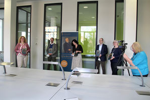 Bild vergrößern: Präsentation des Bandes durch Dr. Gabriele Köster, Direktorin der Magdeburger Museen, Roman Pliske, Geschäftsführer des Mitteldeutschen Verlags, Beigeordnete Regina-Dolores Stieler-Hinz, PD Dr. Christoph Volkmar, Leiter des Stadtarchivs, Ines Gonschoreck, stellv. Leiterin der Stadtbibliothek (v.l.n.r.)