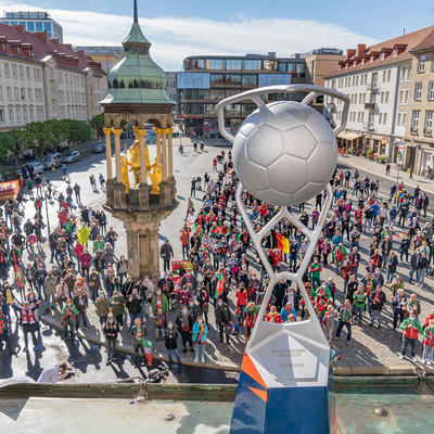 Der EHF-Pokal 2021 auf der Brüstung des Rathaus-Balkons