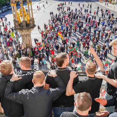 Die Handballer des SC Magdeburg jubeln auf dem Balkon des Alten Rathauses