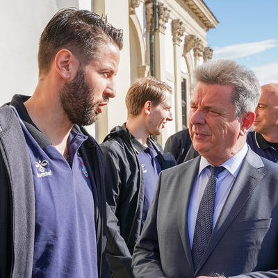 Oberbürgermeister Dr. Trümper im Gespräch mit SC Magdeburg-Coach Bennet Wiegert