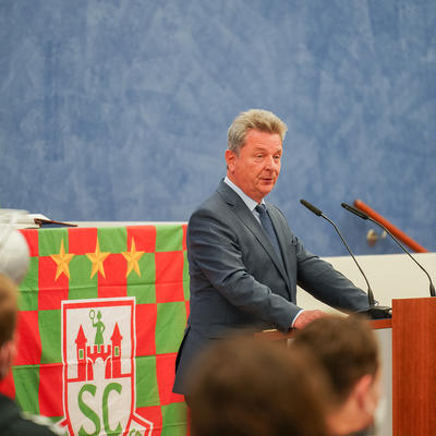 Oberbürgermeister Dr. Trümper bei seiner Rede für die SC Magdeburg Handballer