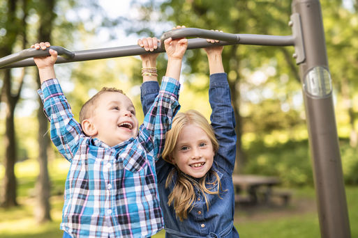 Zwei hangelnde Kinder an einem Spielgerst