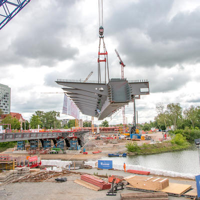 Einhub Stahlteile für neue Pylonbrücke