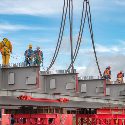 Stahlbauteil für die Pylonbrücke wird eingehängt