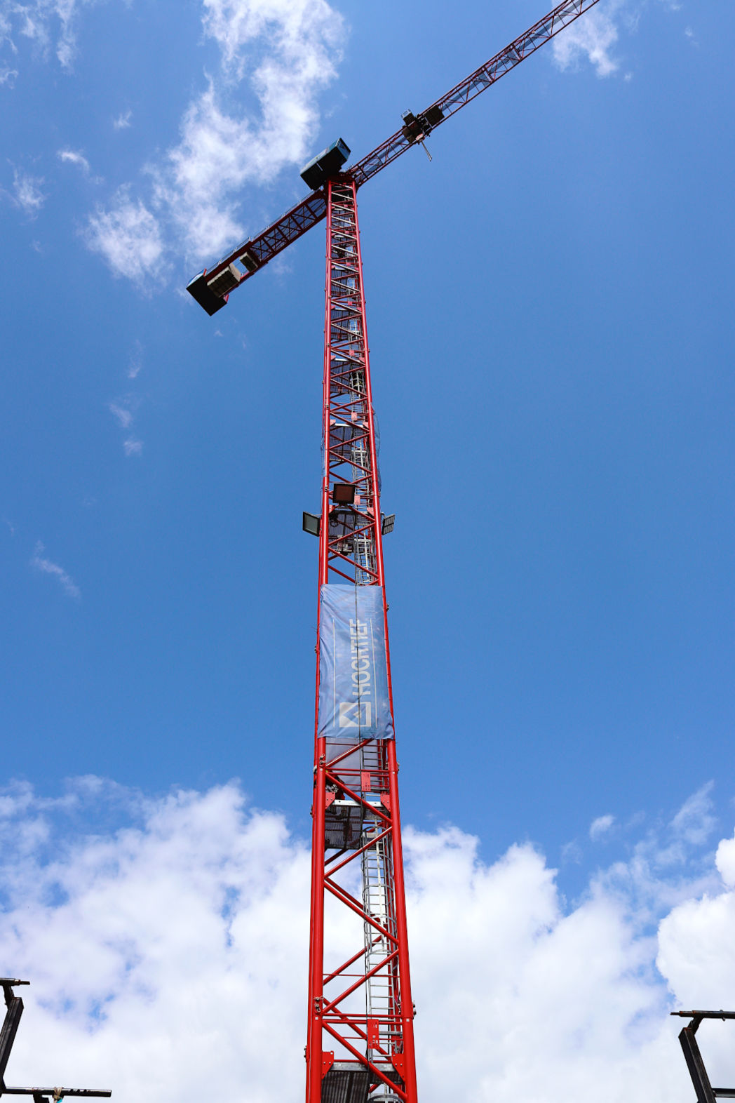 75 m hoher Turmdrehkran auf der Brückenbaustelle, 05/21
