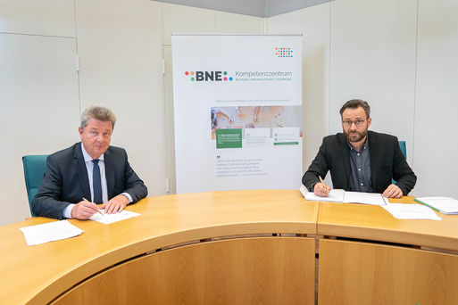 Vertragsunterzeichnung der Zielvereinbarung: Dr. Trmper und Dr. Eulenberger