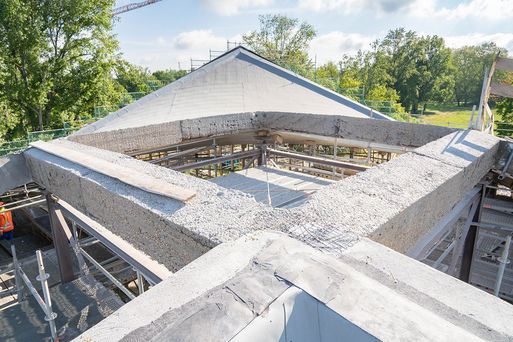 Lichteinlässe im Dach der Hyparschale Magdeburg