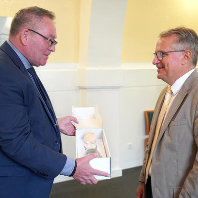 Hauptmann a.D. Köpsel übergibt Magdeburgs Bürgermeister Zimmermann ein Geschenk