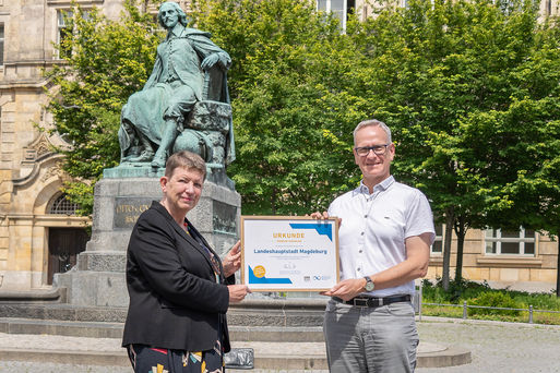 Umweltministerin Dalbert übergibt Auszeichnung Energie-Kommune an Holger Platz